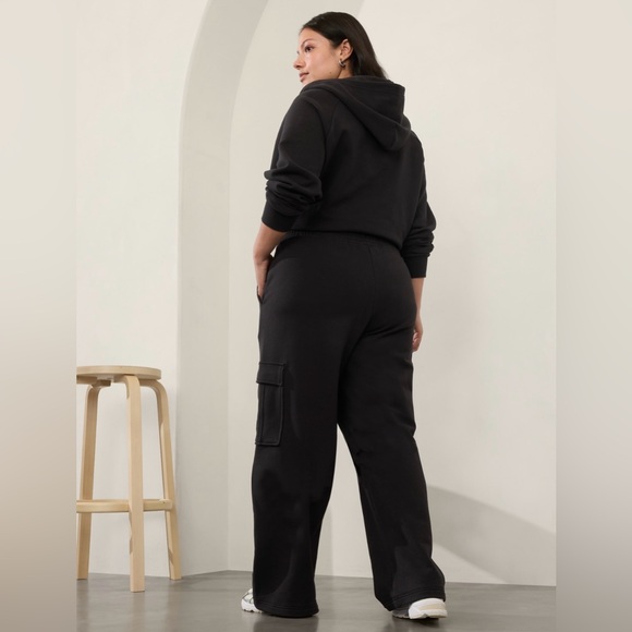 Athleta Easy Fleece Mid Rise Cargo Pant // Black - Picture 7 of 16